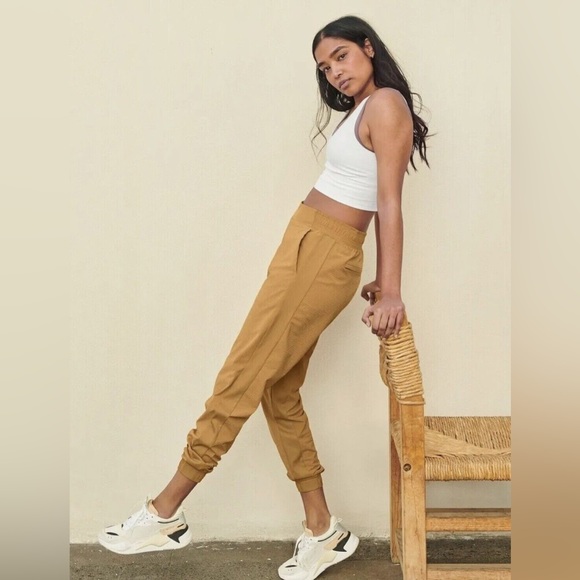 Athleta Pants - Athleta Textured Brooklyn Jogger Size 8